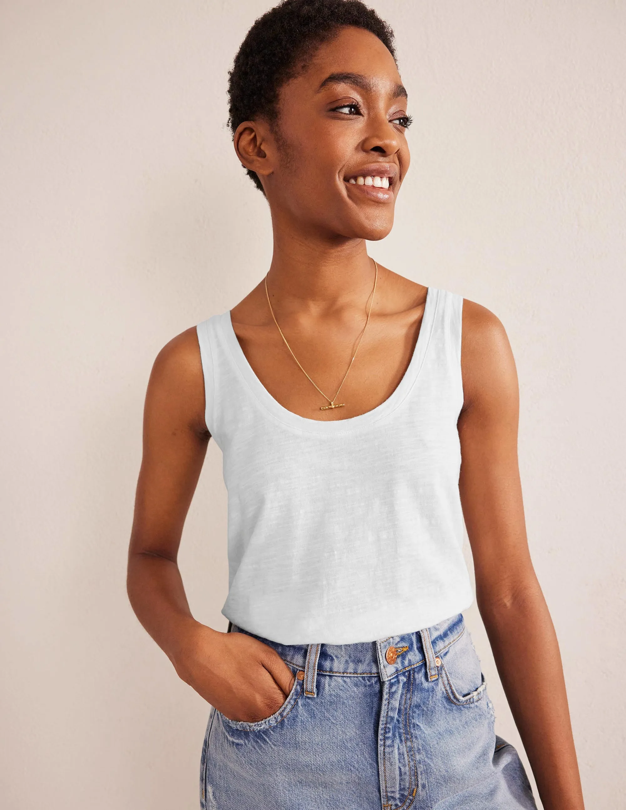 Relaxed Scoop Neck Vest-White